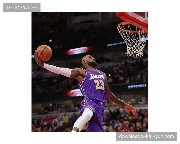 詹姆斯长传艾顿扣篮,湖人配合流畅 詹姆斯长传艾顿扣篮,湖人配合流畅